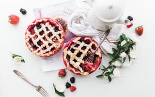 Картинка Десерт с ягодами на столе с чаем