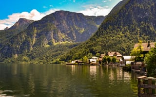 Картинка Дома на берегу спокойного горного озера летом