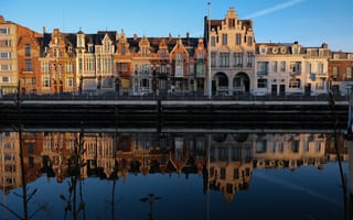 Обои Дома отражаются в воде канала, Бельгия