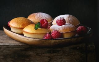 Обои Аппетитные кексы с ягодами малины и сахарной пудрой