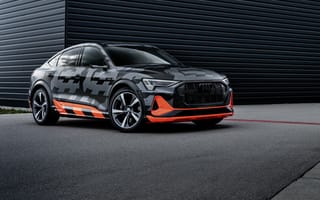 Картинка Автомобиль Audi E-Tron S Sportback Prototype 2020 года на фоне черной стены