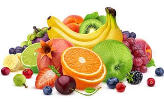 Картинка Вкусные сочные фрукты и ягоды на белом фоне крупным планом
