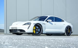 Обои Белый автомобиль Porsche Taycan Turbo S 2020 года в лучах солнца