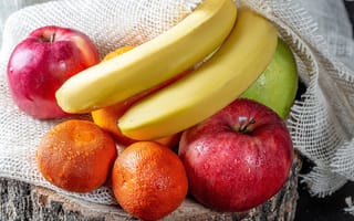 Картинка Мокрые бананы, яблоки и мандарины на столе