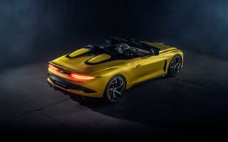 Картинка Желтый автомобиль Bentley Mulliner Bacalar 2020 года вид сзади на сером фоне
