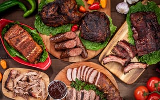 Картинка Вкусные запеченные мясные продукты на столе с овощами
