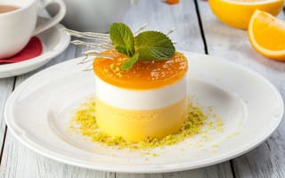 Картинка Вкусный десерт с мятой и фисташками на белой тарелке