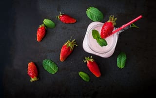 Картинка Красная клубника на черном столе с йогуртом