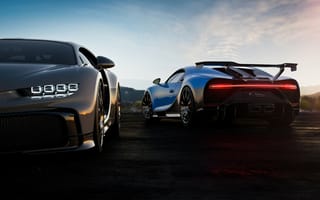 Картинка Два автомобиля Bugatti Chiron Pur Sport 2020 года