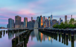 Картинка Спокойный город Бруклин на рассвете у воды, Нью Йорк