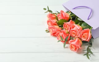 Картинка Букет розовых роз в подарочном пакете на белом фоне