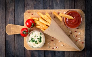 Картинка Кетчуп, соус и картофель фри на доске с помидорами