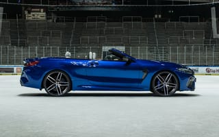 Картинка Синий автомобиль BMW M8 Competition Cabrio 2020 года вид сзади