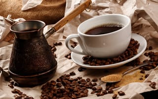 Картинка Чашка горячего кофе на столе с туркой, зернами и коричневым сахаром
