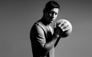 Картинка Футболист Лионель Месси с мячом в руках на сером фоне