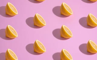 Картинка Половинки лимона на розовом фоне