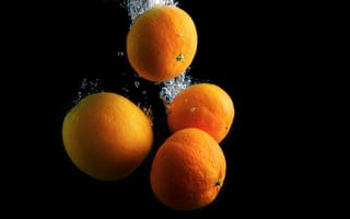 Картинка Мандарины и апельсины в воде на черном фоне