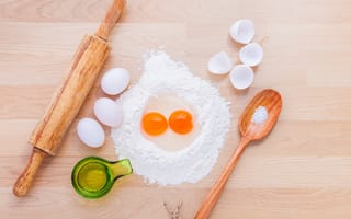 Картинка Мука, масло и яйца для теста на столе
