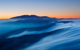 Картинка Туман покрывает высокие горы на рассвете