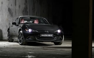 Картинка Черный автомобиль Mazda MX-5 Eunos Edition 2020 года с включенными фарами