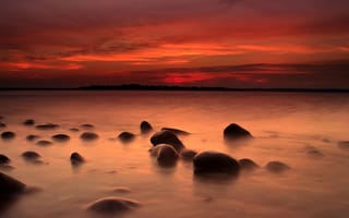 Картинка Камни в речной воде на закате солнца