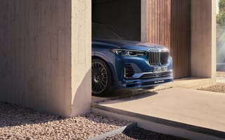Картинка Автомобиль BMW Alpina XB7, 2021 года выезжает из гаража
