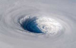 Картинка Белый тропический циклон создает воронку
