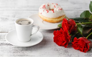 Картинка Чашка кофе, пончик и три красных розы на столе