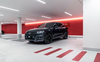 Картинка Черный автомобиль ABT Audi Q5 55 TFSI E 2020 года на заправке