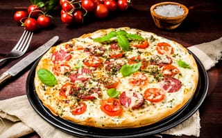 Картинка Вкусная пицца с колбасой, сыром и помидорами на столе