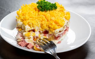 Картинка Вкусный салат на белой тарелке с вилкой