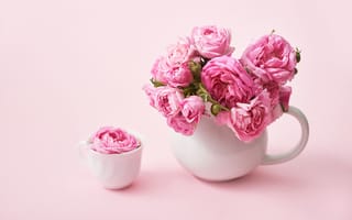 Картинка Букет розовых роз в белом кувшине на столе