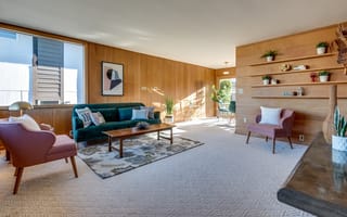 Обои Просторная гостиная комната с деревяной мебелью