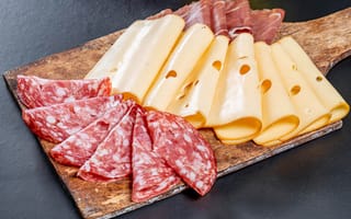 Картинка Колбаса, мясо и сыр нарезанный на разделочной доске