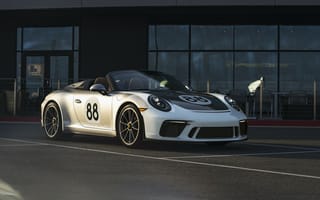 Картинка Спортивный автомобиль Porsche 911, 2019 года у стеклянного здания