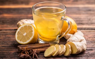 Картинка Стеклянная чашка чая на столе с лимоном, имбирем и специями