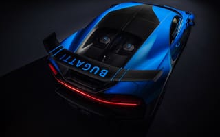 Картинка Голубой автомобиль Bugatti Chiron Pur Sport 2020 года вид сверху