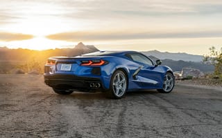 Картинка Синий автомобиль Chevrolet Corvette Stingray года на фоне неба
