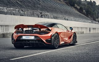 Картинка Красный спортивный автомобиль McLaren 765LT 2020 года