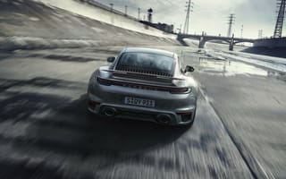 Обои Автомобиль Porsche 911 Turbo S 2020 года на трассе