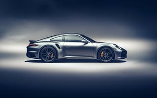 Картинка Серебристый автомобиль Porsche 911 Turbo S 2020 года вид сбоку на сером фоне