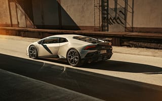 Картинка Автомобиль Lamborghini Huracan EVO 2020 года в лучах солнца