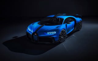 Картинка Синий автомобиль Bugatti Chiron Pur Sport 2020 года на сером фоне