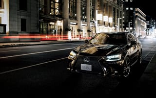 Картинка Черный автомобиль Lexus GS 350 Eternal Touring 2020 года на улице города ночью