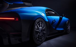 Обои Автомобиль Bugatti Chiron Pur Sport 2020 года вид сзади на черном фоне