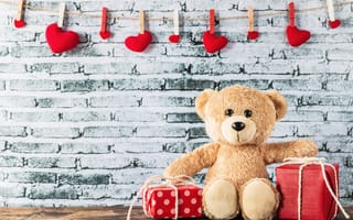 Картинка Медвежонок Тедди с подарками на фоне стены с сердечками