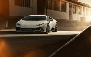 Картинка Белый спортивный автомобиль Lamborghini Huracan EVO 2020 года