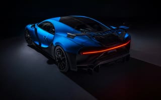 Картинка Синий автомобиль Bugatti Chiron Pur Sport 2020 года вид сзади на черном фоне