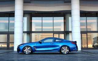 Картинка Голубой автомобиль BMW M850i XDrive Coupe 2020 года у здания