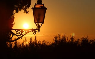 Картинка Фонарь на дома на закате солнца